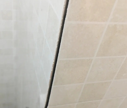 竹溪瓷砖空鼓维修公司分享阳台瓷砖脱落的修复过程可以分为以下几个步骤