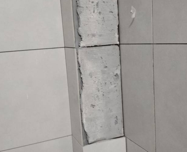 竹溪瓷砖空鼓维修公司分享下瓷砖施工前基层浇水润湿程度不足，可能导致以下问题
