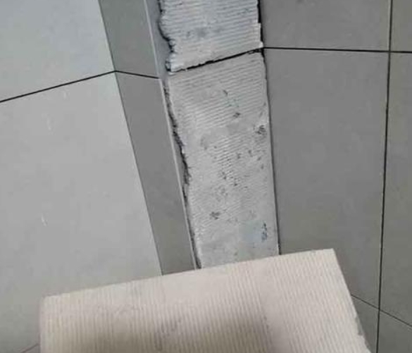 竹溪瓷砖空鼓维修公司分享下厨房瓷砖脱落的补救措施。